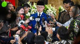 Keterangan Poto: Menteri Luar Negeri Sugiono menyampaikan keterangannya kepada awak media di Bandar Udara Internasional Soekarno Hatta, Tangerang, pada Sabtu, 4 April 2026. (Foto: BPMI Setpres