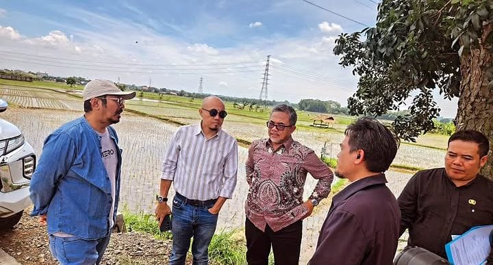 Keterangan Poto: Rombongan DPRD Jabar mengecek langsung kualitas pemasangan PJU