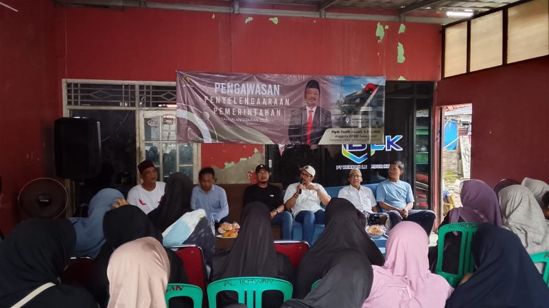 Keterangan Poto: Pipik Taufik Ismail anggota DPRD Provinsi Jawa Barat saat menyerap aspirasi warga karawang