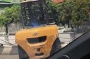Poto: sebuah unit forklift menabrak pembatas jalan flyover bypass karawang