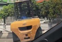Poto: sebuah unit forklift menabrak pembatas jalan flyover bypass karawang