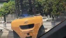 Poto: sebuah unit forklift menabrak pembatas jalan flyover bypass karawang