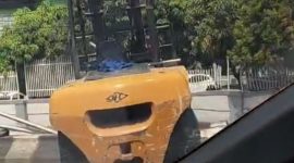 Poto: sebuah unit forklift menabrak pembatas jalan flyover bypass karawang