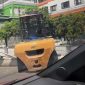 Poto: sebuah unit forklift menabrak pembatas jalan flyover bypass karawang