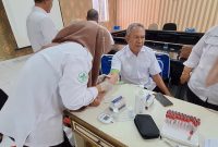 Keterangan Poto: Panji Santoso Camat Rengasdengklok beserta jajaran staf, melakukan pemeriksaan kesehatan