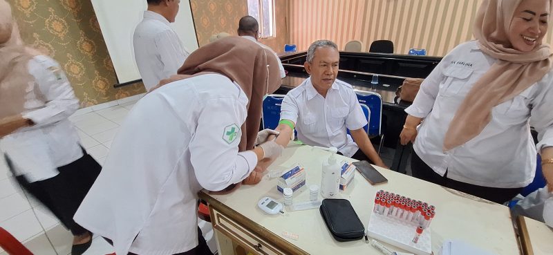 Keterangan Poto: Panji Santoso Camat Rengasdengklok beserta jajaran staf, melakukan pemeriksaan kesehatan