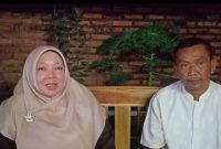 Foto Dirut RSUD Jatisari bersama orangtua pasien 