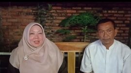 Foto Dirut RSUD Jatisari bersama orangtua pasien 