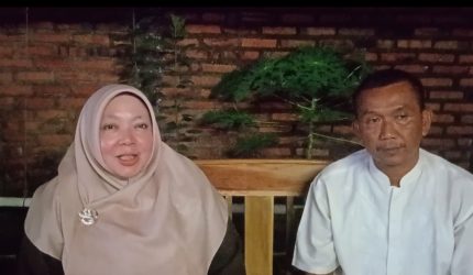 Foto Dirut RSUD Jatisari bersama orangtua pasien