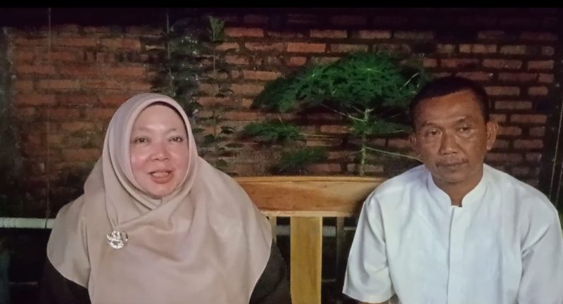 Foto Dirut RSUD Jatisari bersama orangtua pasien 