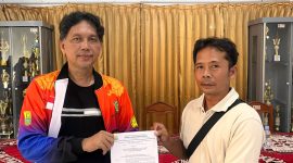 Keterangan Poto: Candra Caniago menghadiri kegiatan penyerahan Surat Keputusan (SK) Bank Sampah serta kunjungan BSI Rescue Karang Taruna Kabupaten Karawang di Kantor Desa Cikalong Kecamatan Cilamaya Wetan