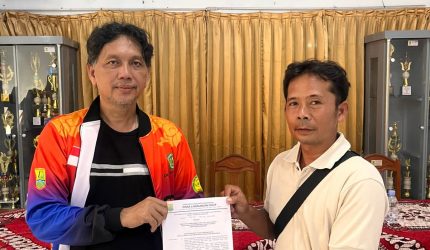 Keterangan Poto: Candra Caniago menghadiri kegiatan penyerahan Surat Keputusan (SK) Bank Sampah serta kunjungan BSI Rescue Karang Taruna Kabupaten Karawang di Kantor Desa Cikalong Kecamatan Cilamaya Wetan