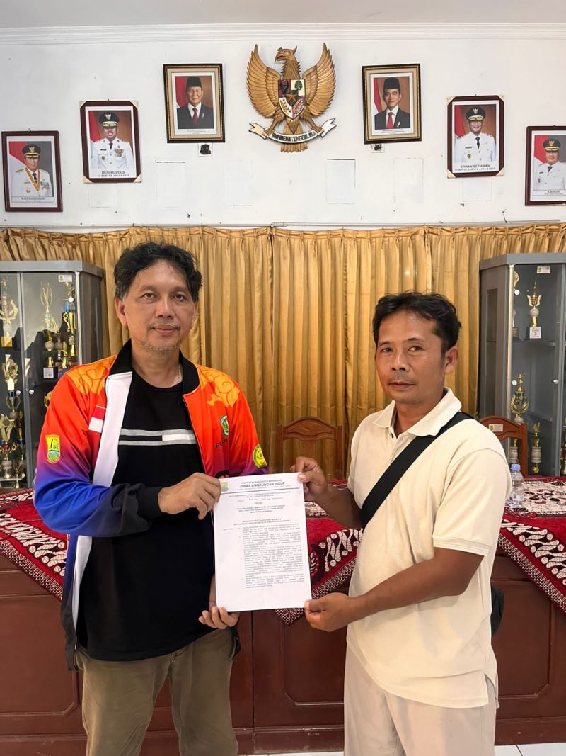 Keterangan Poto: Candra Caniago menghadiri kegiatan penyerahan Surat Keputusan (SK) Bank Sampah serta kunjungan BSI Rescue Karang Taruna Kabupaten Karawang di Kantor Desa Cikalong Kecamatan Cilamaya Wetan