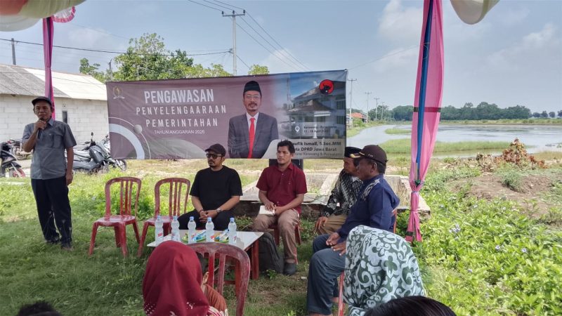 Keterangan Poto: Pipik Taufik Ismail Anggota DPRD Provinsi Jawa Barat dari Fraksi PDI Perjuangan Dapil Jabar X, menyerap aspirasi warga Sungai Buntu Kecamatan Pedes Karawang