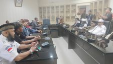 Keterangan Poto: Aliansi Organisasi Masyarakat (Ormas) Islam Kabupaten Karawang menggelar audiensi dengan Komisi I DPRD Kabupaten Karawang