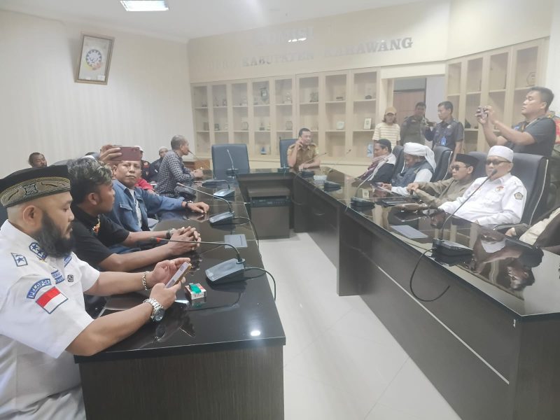 Keterangan Poto: Aliansi Organisasi Masyarakat (Ormas) Islam Kabupaten Karawang menggelar audiensi dengan Komisi I DPRD Kabupaten Karawang