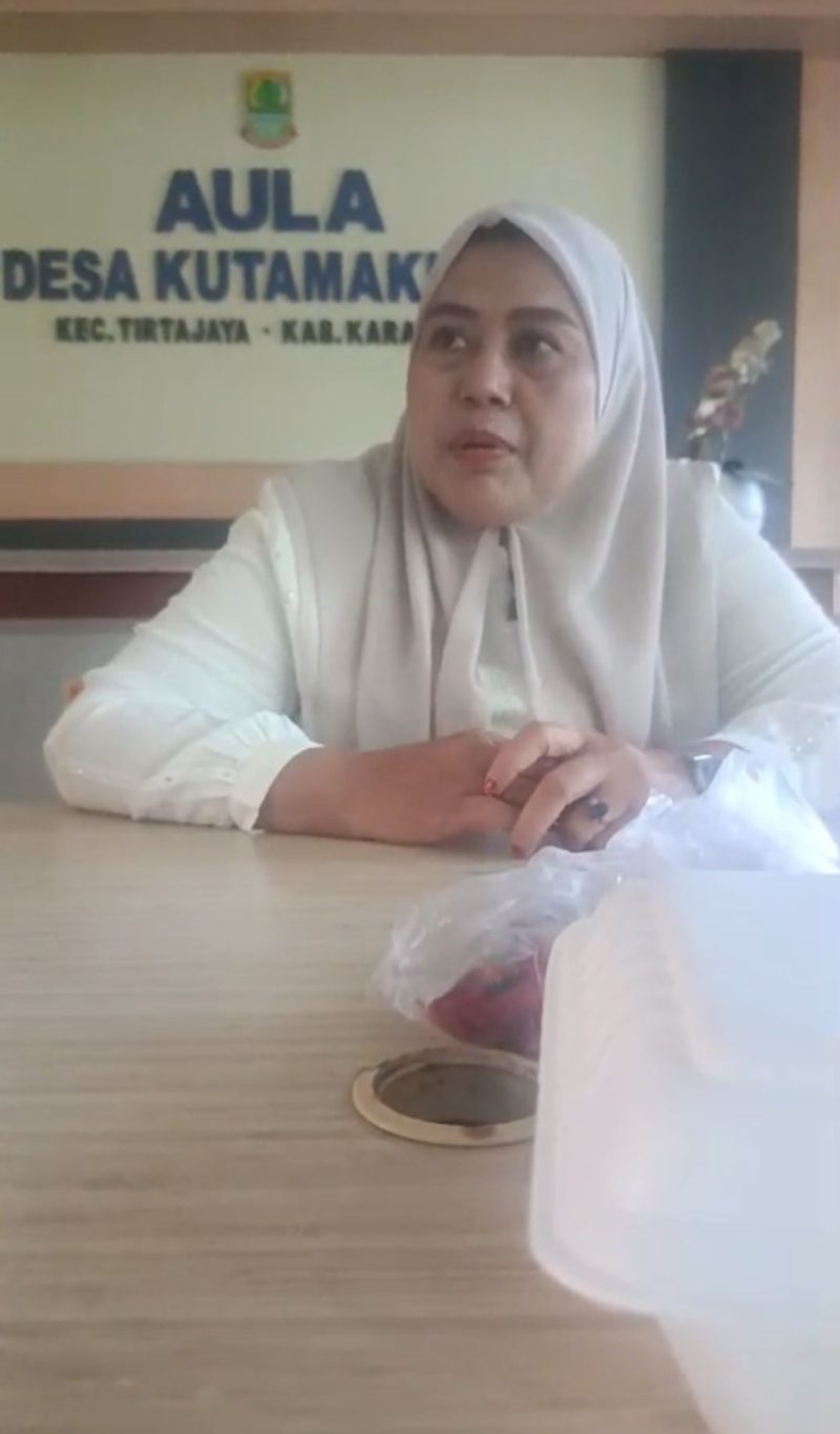 Keterangan Poto: Hj.Juhariah Kepala Desa Kuta Makmur, saat menggelar milangkala ke 50 tahun