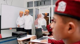 Keterangan Poto: Saifullah Yusuf Menteri Sosial melakukan kunjungan ke Sekolah Rakyat Menengah Pertama (SRMP)