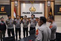 Keterangan Poto: AKBP FIKI N Ardiansyah Kapolres Karawang bersama jajaran pejabat utama (PJU) mengecek pelayanan pembuatan Surat Izin Mengemudi (SIM) di Satlantas, pelayanan Surat Keterangan Catatan Kepolisian (SKCK)