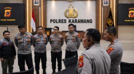 Keterangan Poto: AKBP FIKI N Ardiansyah Kapolres Karawang bersama jajaran pejabat utama (PJU) mengecek pelayanan pembuatan Surat Izin Mengemudi (SIM) di Satlantas, pelayanan Surat Keterangan Catatan Kepolisian (SKCK)
