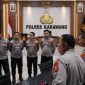 Keterangan Poto: AKBP FIKI N Ardiansyah Kapolres Karawang bersama jajaran pejabat utama (PJU) mengecek pelayanan pembuatan Surat Izin Mengemudi (SIM) di Satlantas, pelayanan Surat Keterangan Catatan Kepolisian (SKCK)
