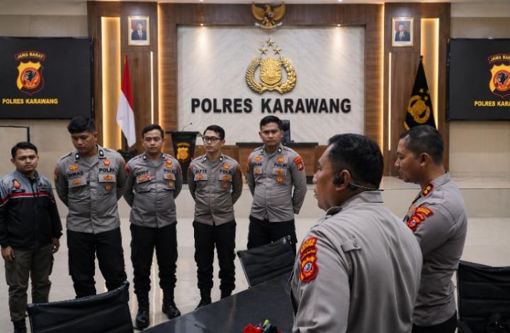 Keterangan Poto: AKBP FIKI N Ardiansyah Kapolres Karawang bersama jajaran pejabat utama (PJU) mengecek pelayanan pembuatan Surat Izin Mengemudi (SIM) di Satlantas, pelayanan Surat Keterangan Catatan Kepolisian (SKCK)