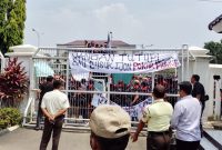 Keterangan Poto: Aksi Masa Ormas Gerakan Militansi Pejuang Indonesia saat unjuk rasa di gedung DPRD Karawang