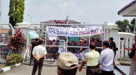 Keterangan Poto: Aksi Masa Ormas Gerakan Militansi Pejuang Indonesia saat unjuk rasa di gedung DPRD Karawang