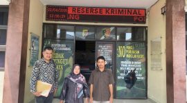 Keterangan Poto: Iwan Gunawan S.H Direktur LBH Lintas Buana Nusantara saat mendampingi Klien di Polres Karawang (doc.istimewa)