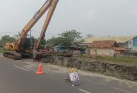 Poto: Pekerjaan normalisasi saluran irigasi di Kecamatan Pedes Karawang