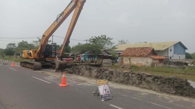Poto: Pekerjaan normalisasi saluran irigasi di Kecamatan Pedes Karawang