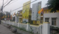 Keterangan Poto: Angkatan Muda Pembaharuan Indonesia (AMPI) melakukan penataan atribut bendera diKantor DPD Partai Golkar Karawang