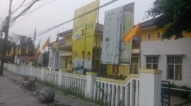 Keterangan Poto: Angkatan Muda Pembaharuan Indonesia (AMPI) melakukan penataan atribut bendera diKantor DPD Partai Golkar Karawang