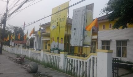 Keterangan Poto: Angkatan Muda Pembaharuan Indonesia (AMPI) melakukan penataan atribut bendera diKantor DPD Partai Golkar Karawang