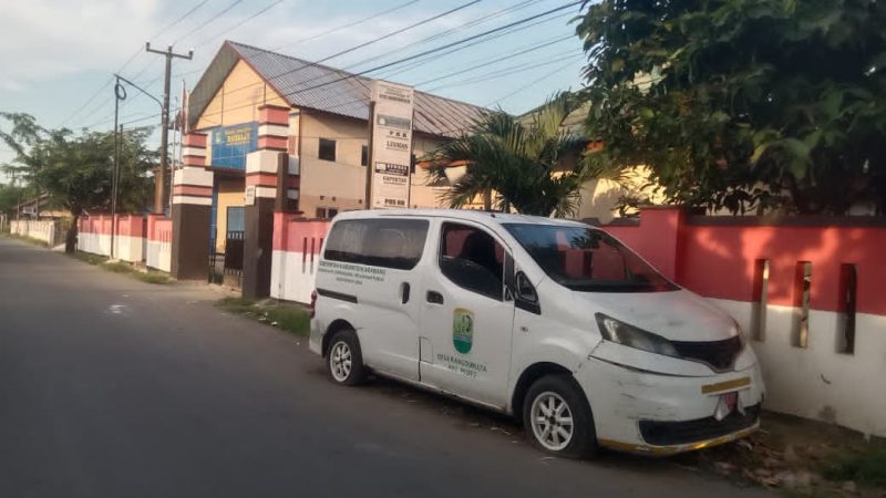 Poto: Kendaraan Operasional milik Desa Rangdumulya Mangkrak di depan Kantor Desa
