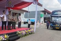 Keterangan Poto: Aep Syaepuloh Bupati Karawang resmi melepas keberangkatan 443 jemaah haji