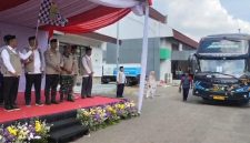 Keterangan Poto: Aep Syaepuloh Bupati Karawang resmi melepas keberangkatan 443 jemaah haji