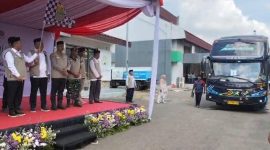 Keterangan Poto: Aep Syaepuloh Bupati Karawang resmi melepas keberangkatan 443 jemaah haji