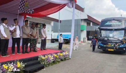 Keterangan Poto: Aep Syaepuloh Bupati Karawang resmi melepas keberangkatan 443 jemaah haji