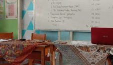 Keterangan Poto: Rincian biaya di papan informasi SDN 1 Karawang Wetan