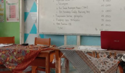 Keterangan Poto: Rincian biaya di papan informasi SDN 1 Karawang Wetan