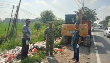 Keterangan Poto: Aparatur Desa Waringinjaya bersama TNI POLRI gotong royong membersihkan sampah