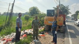Keterangan Poto: Aparatur Desa Waringinjaya bersama TNI POLRI gotong royong membersihkan sampah