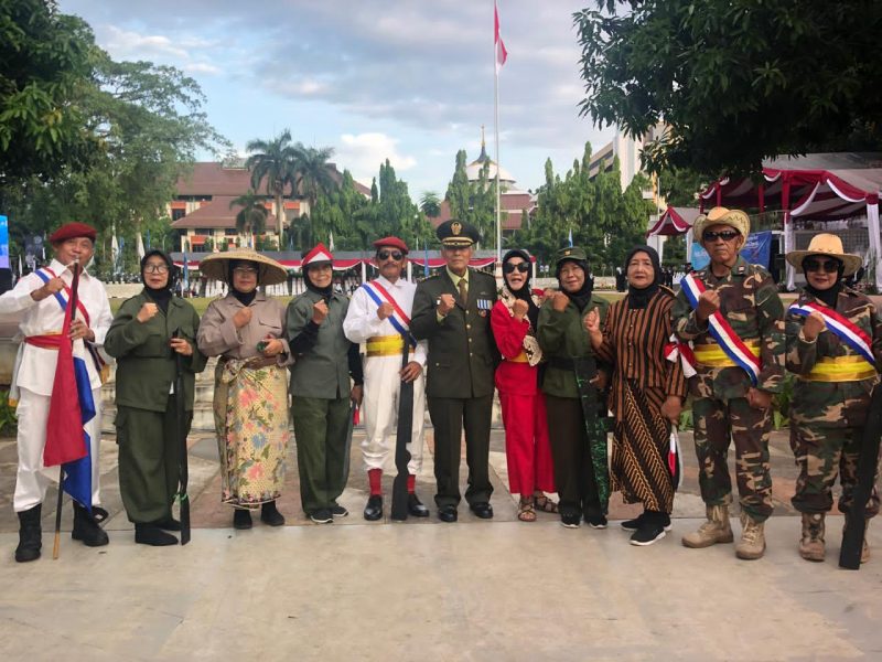 Keterangan Poto: HUT 27 Kota Depok Dewan Pimpinan Cabang Padjajaran Siliwangi Nusantara (DPC PSN) Kota Depok menampilkan drama kolosal bertajuk “Pahlawan Tole Iskandar” di halaman Kantor Wali Kota Depok,