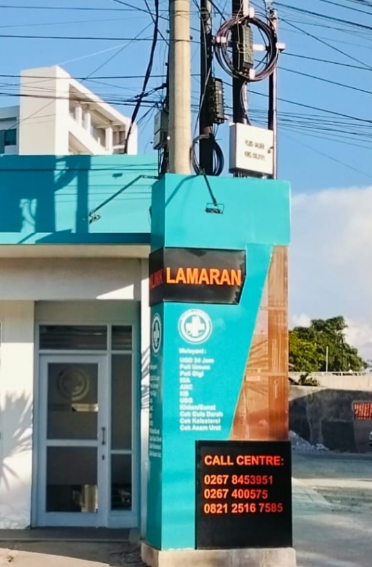 Keterangan Poto: Media Reklame milik Klinik Lamaran dipasang di tiang listrik milik PLN