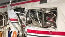 Keterangan Poto: kereta api jarak jauh Argo Bromo Anggrek tabrak KRL di Stasiun Bekasi Timur