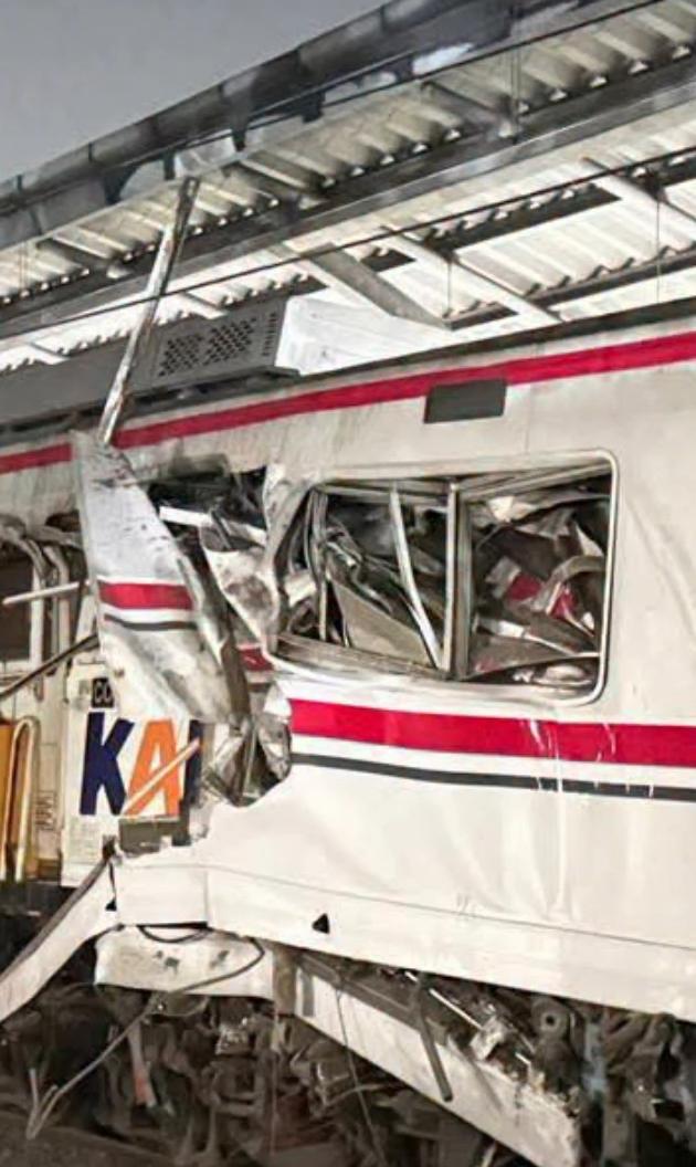 Keterangan Poto: kereta api jarak jauh Argo Bromo Anggrek tabrak KRL di Stasiun Bekasi Timur