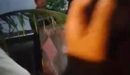 Keterangan Poto: warga tirtasari saat aksi protes ke ponpes At-Taubah atas dugaan pencabulan