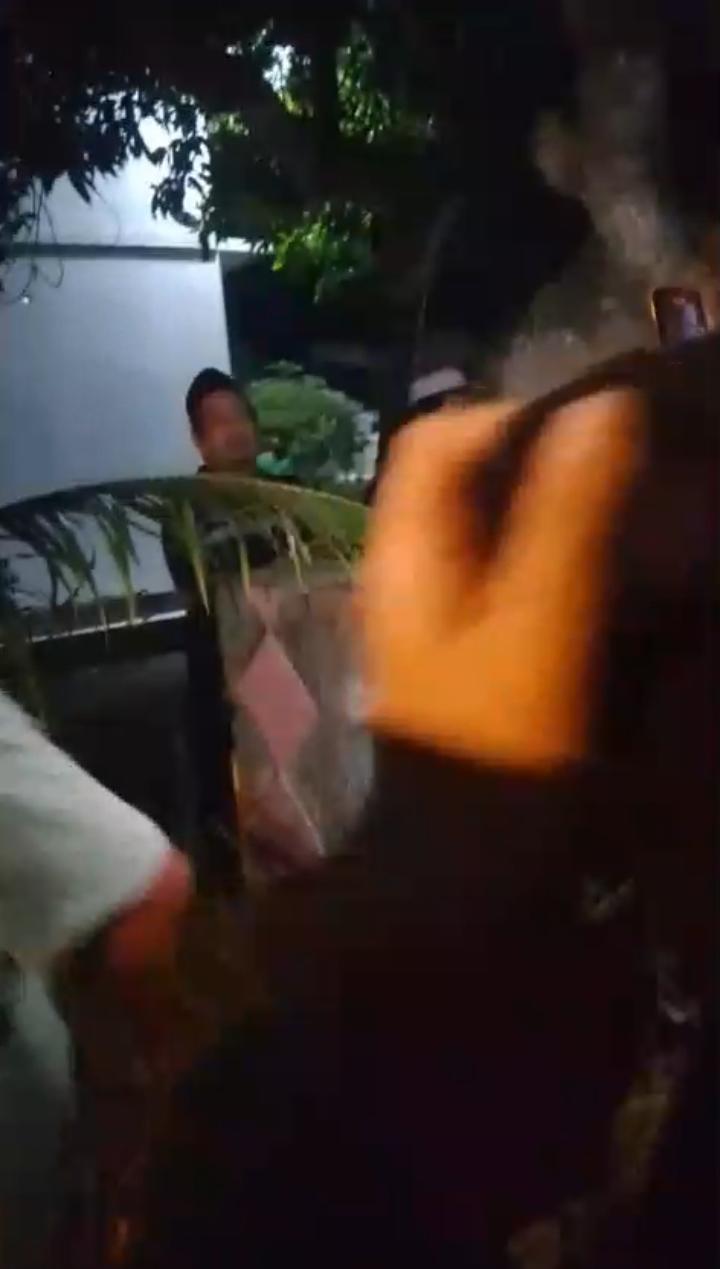 Keterangan Poto: warga tirtasari saat aksi protes ke ponpes At-Taubah atas dugaan pencabulan