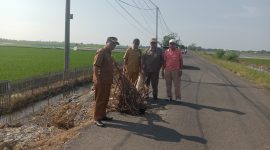 Keterangan Poto: Romli Sunarya, Camat Pedes bersama jajaran langsung turun ke lokasi untuk melakukan peninjauan